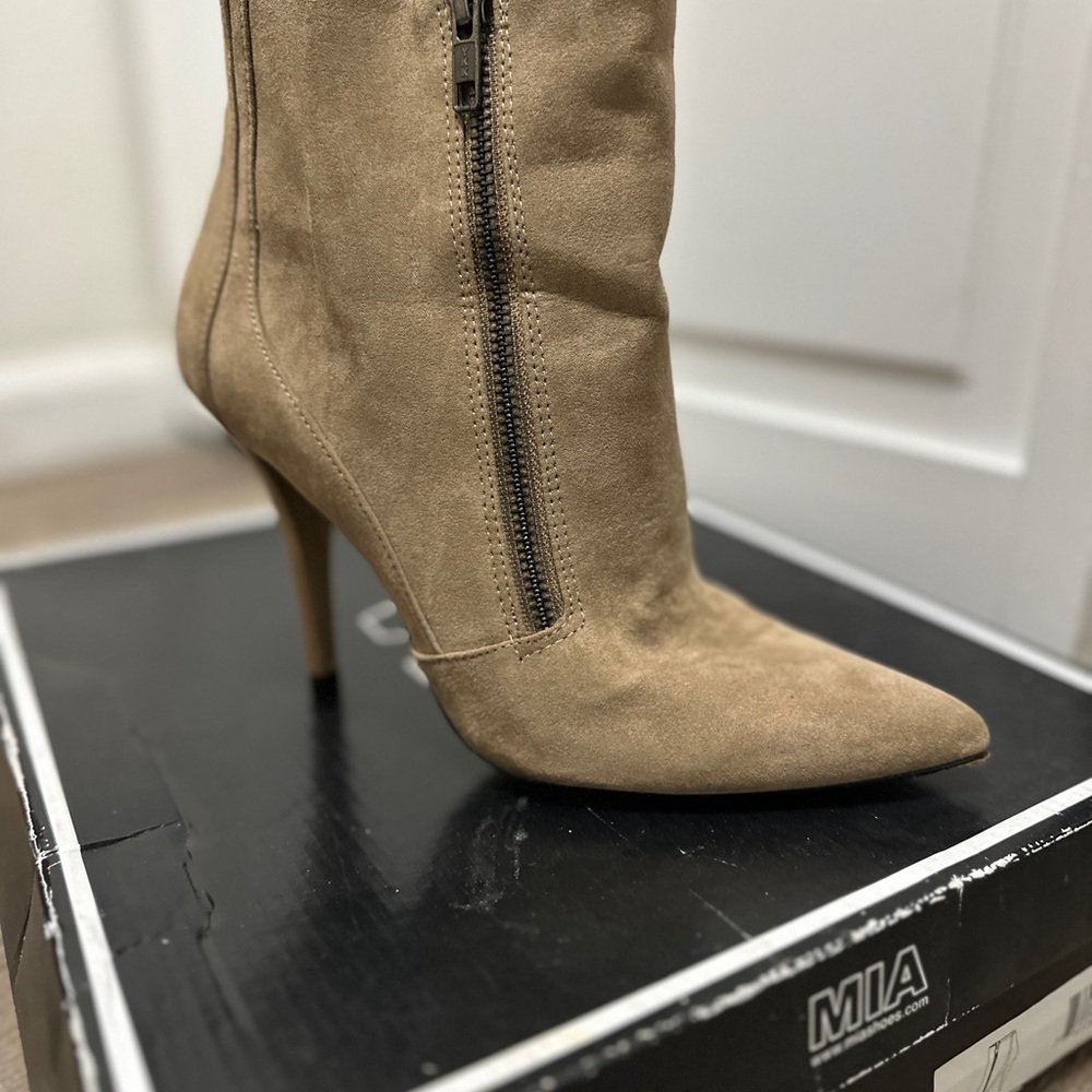 MIA Women's Tan Suede Boots